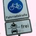 Das Verkehrsschild für die Fahrradstraße ist weiß und quadratisch. Es zeigt ein weißes Fahrrad in einem blauen Kreis, darunter ist der Schriftzug „Fahrradstraße“ abgebildet