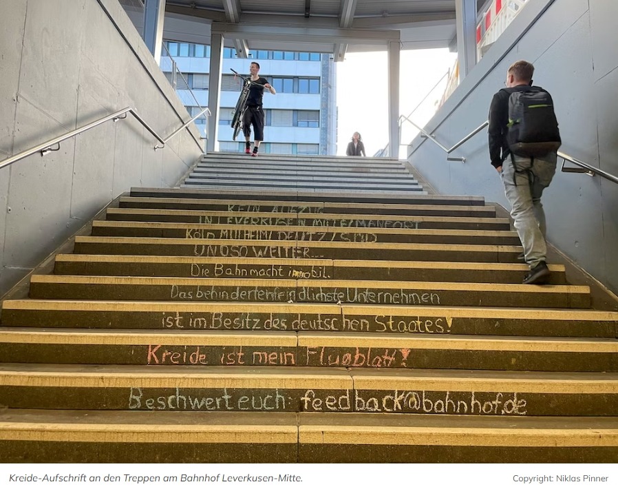 Kreide-Aufschrift-an-den-Treppen-am-Bahnhof-Leverkusen-Mitte.-©-Niklas-Pinner-